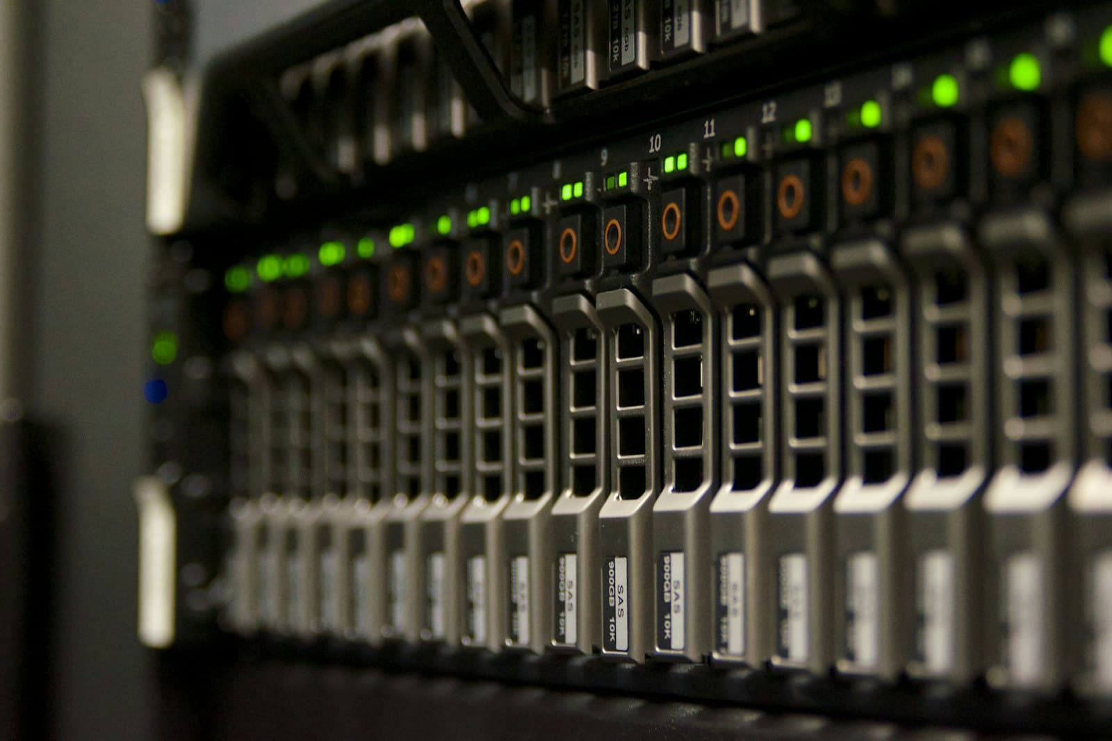 Façade d'un serveur en rack avec sa rangée de baies de disques SAS extractibles et leurs voyants d'état verts et orange