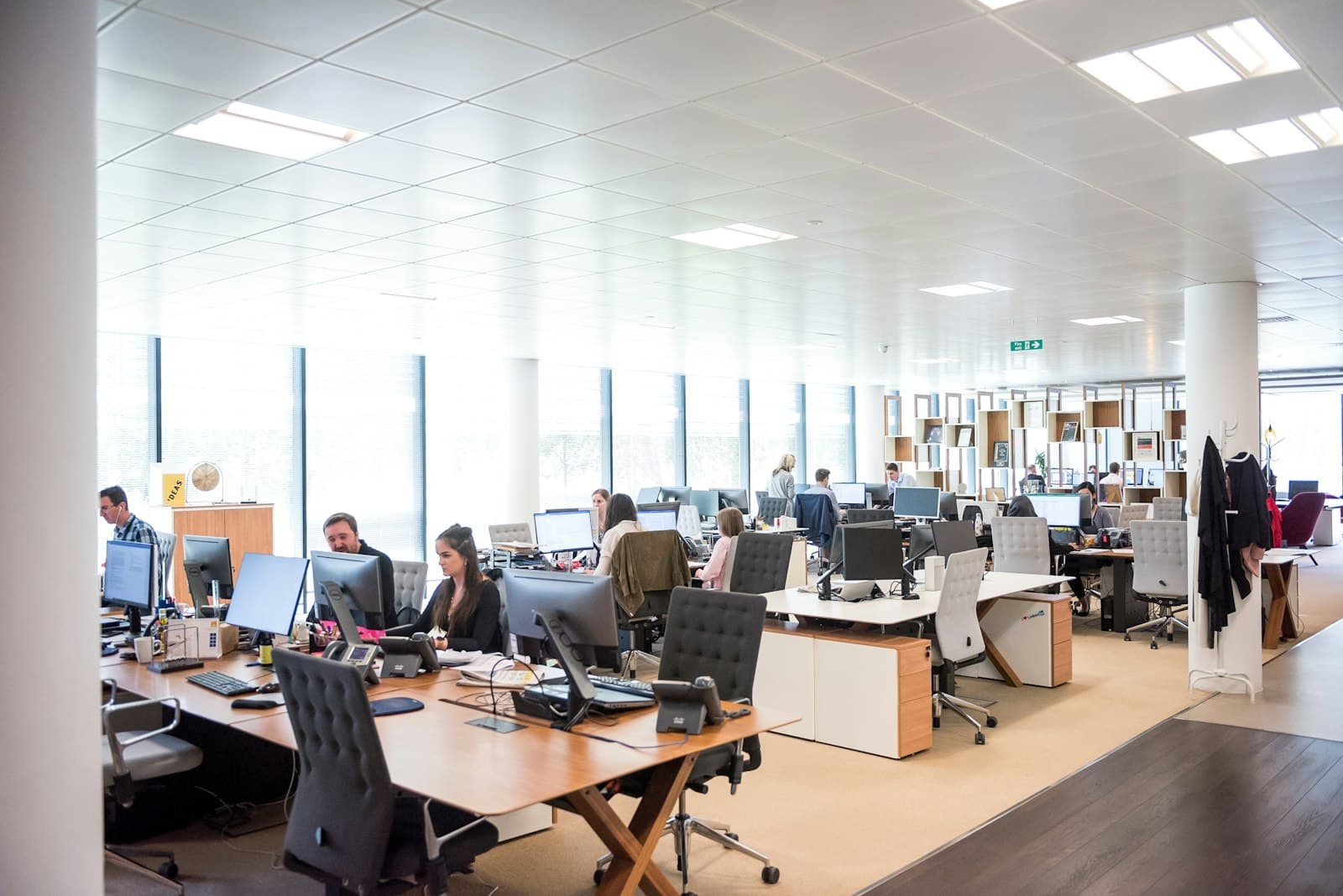 Plateau de bureaux ouverts où des équipes commerciales travaillent devant leurs écrans