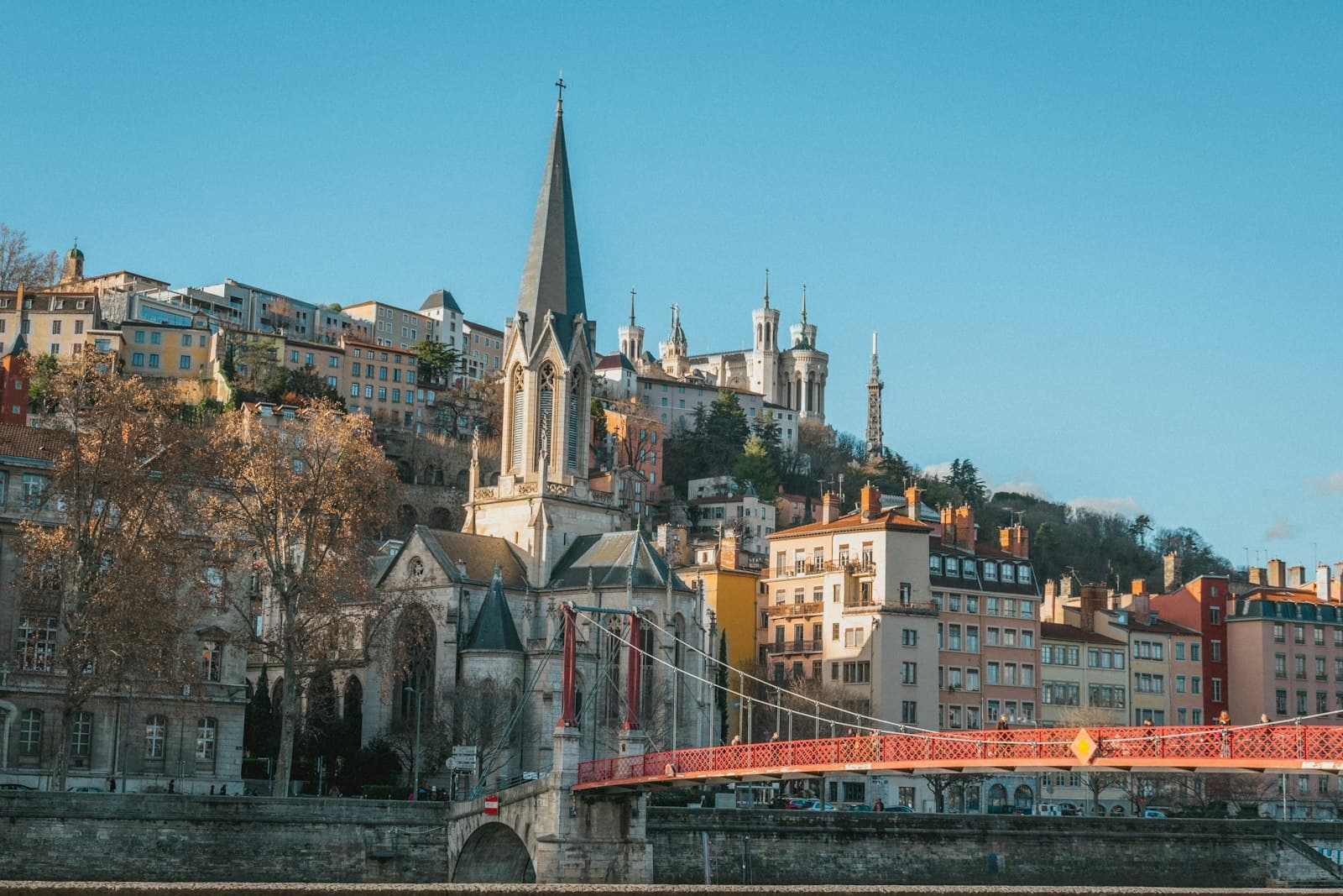 Le Vieux Lyon et la colline de Fourvière vus depuis les quais de Saône, avec la passerelle Saint-Georges