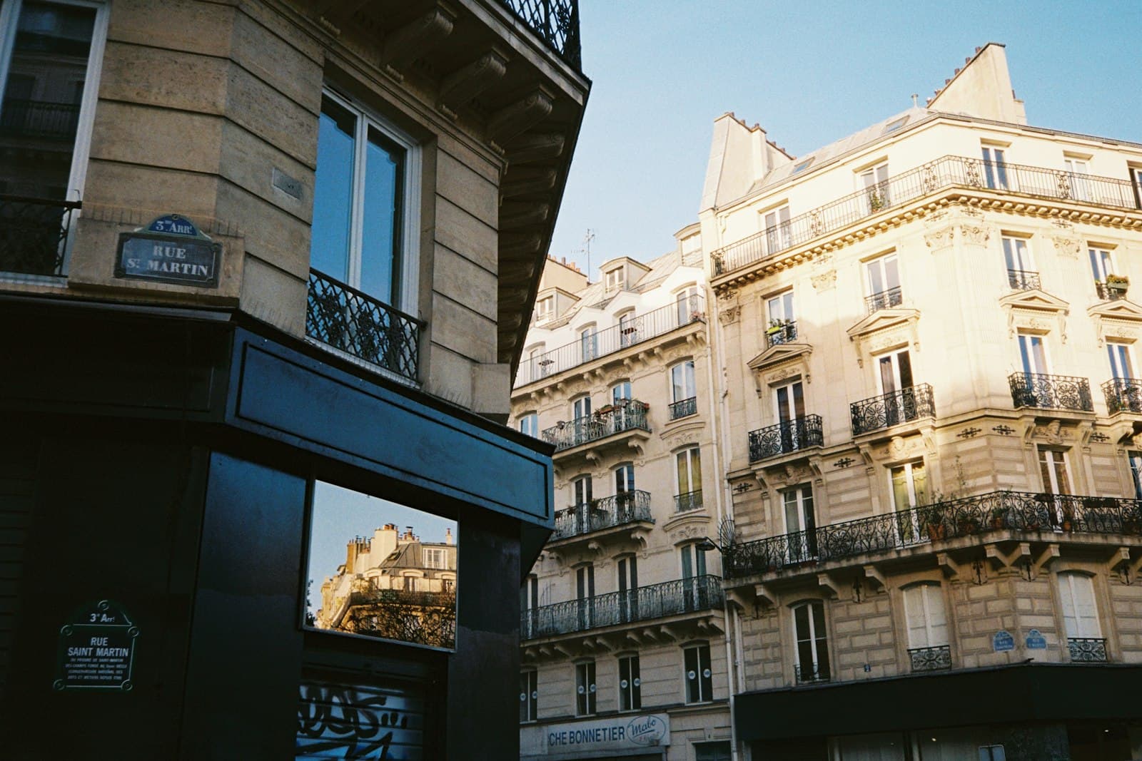 Façades haussmanniennes et balcons en fer forgé rue Saint-Martin, dans le 3e arrondissement de Paris