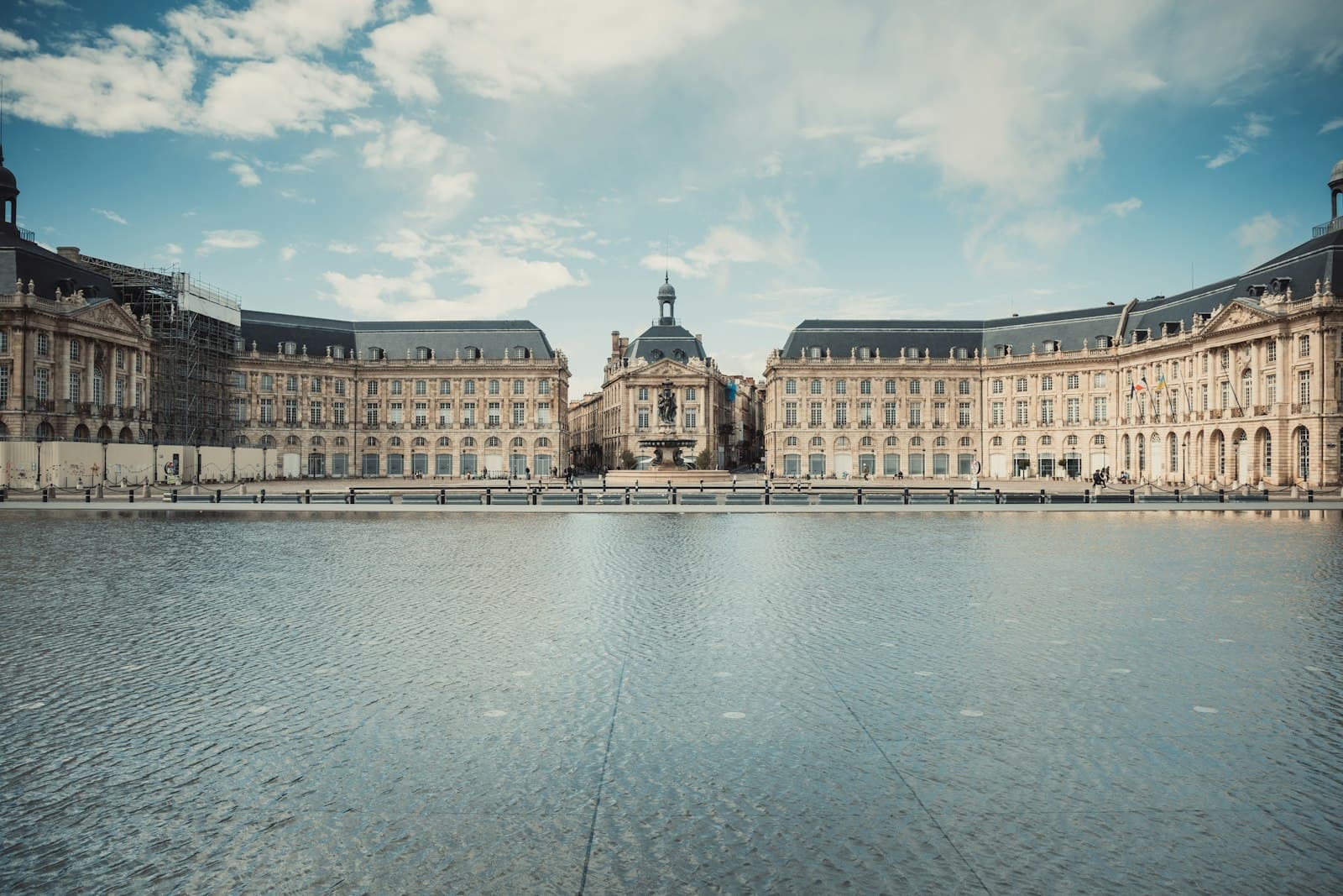 La place de la Bourse et le miroir d'eau à Bordeaux, reflétant les façades du XVIIIe siècle