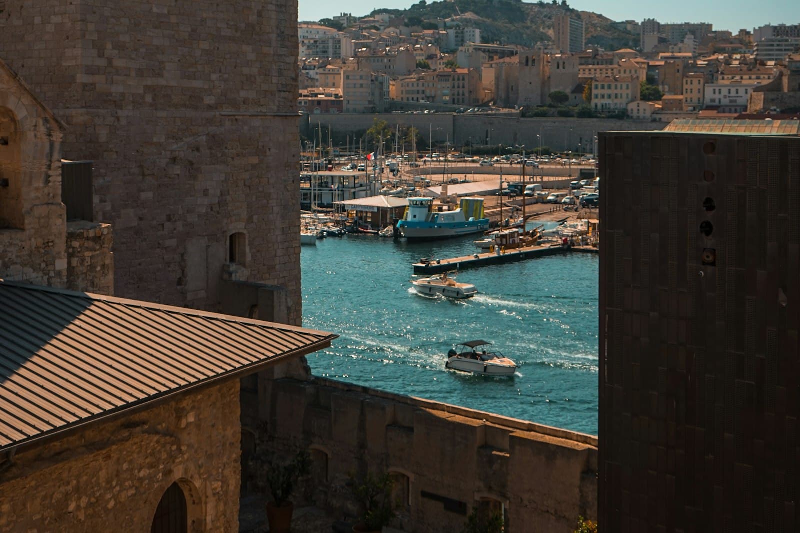 L'entrée du Vieux-Port de Marseille vue depuis le fort Saint-Jean, avec la résille de béton du MuCEM à droite