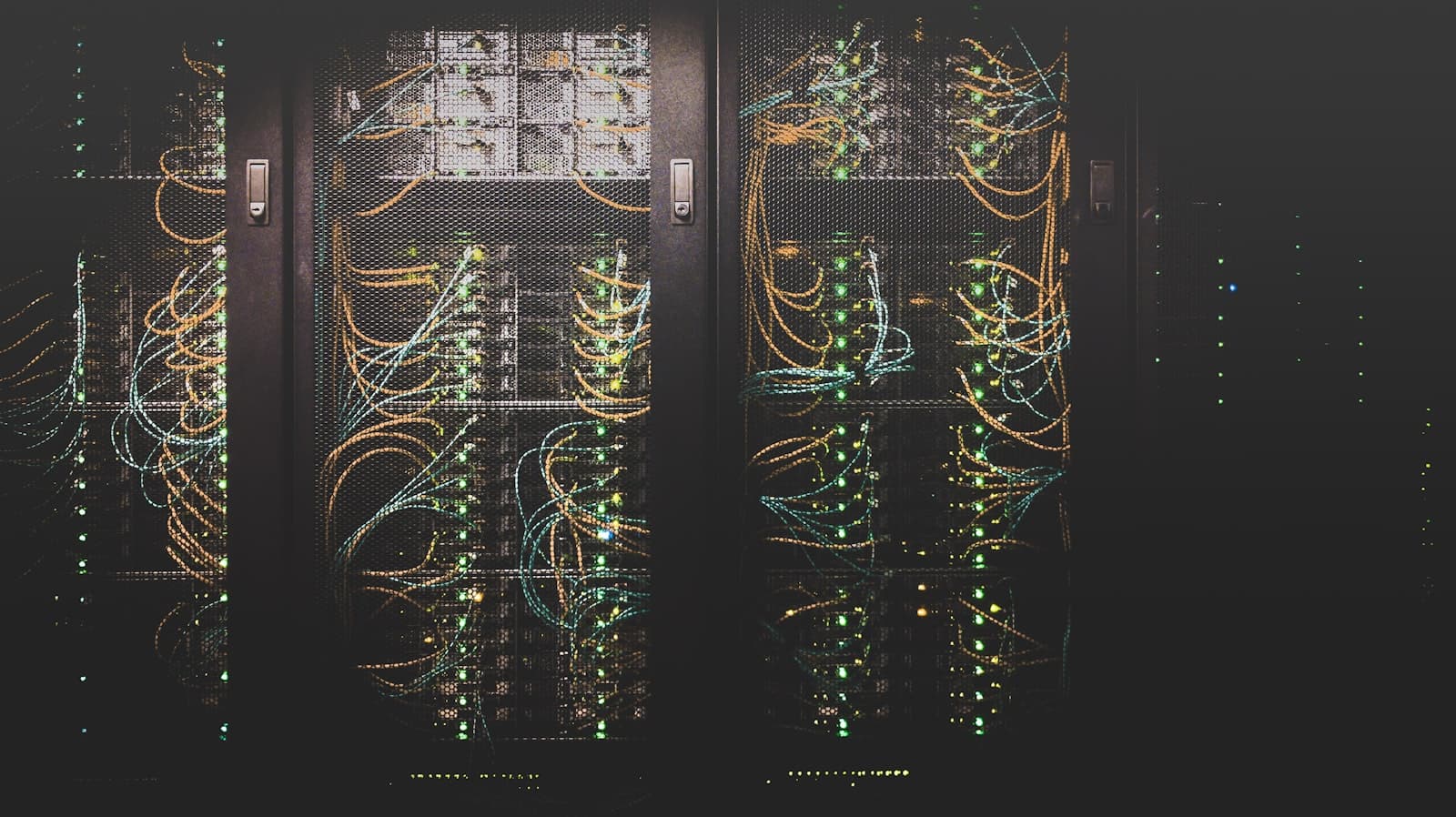 Baies de serveurs câblées dans un datacenter