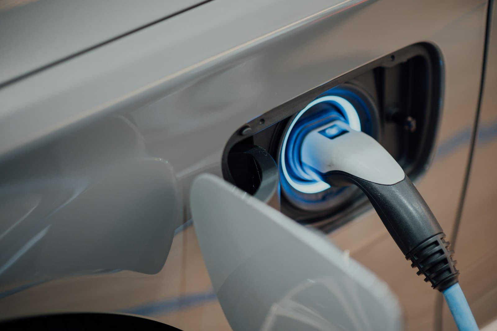 Prise de recharge branchée sur une voiture électrique