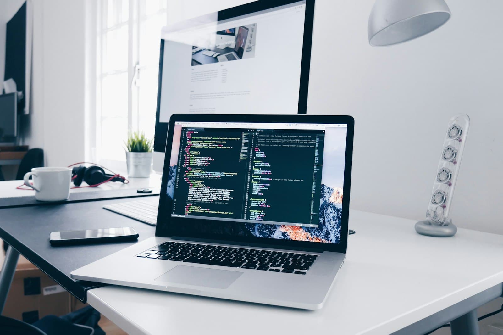 Ordinateur portable affichant du code dans un bureau lumineux